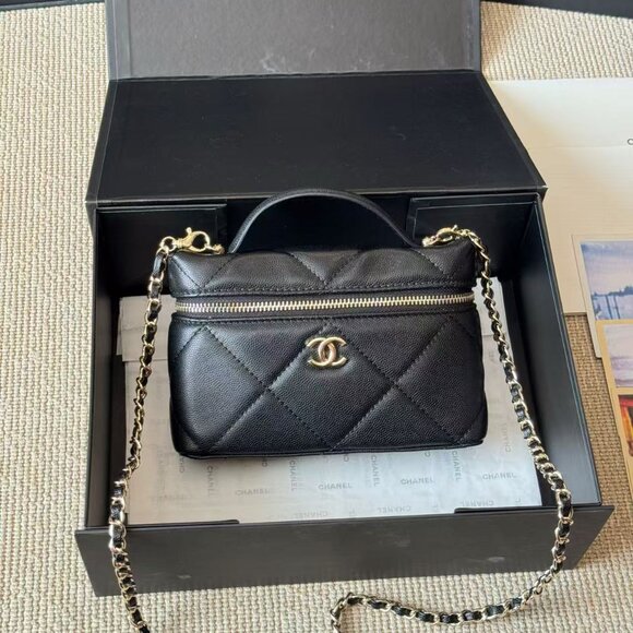 Classic CHANEL Bag: A Stylish and Versatile Choice for Elegance - Picture 4 of 7